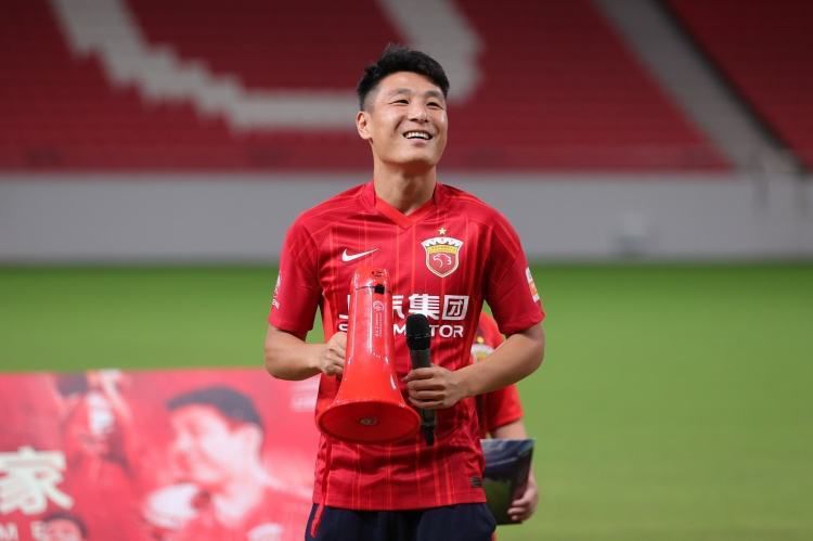 ”除了传承，电影中还精心融入了更现代化的思想和突破——白素贞敢爱敢恨、不惧封建礼教的束缚；小青不离不弃，自强不息……新时代独立女性的形象跃然银幕，拉近了与现代观众的距离，完美契合了新时代观众既期盼文化传承又渴望文化进步的深层次需要